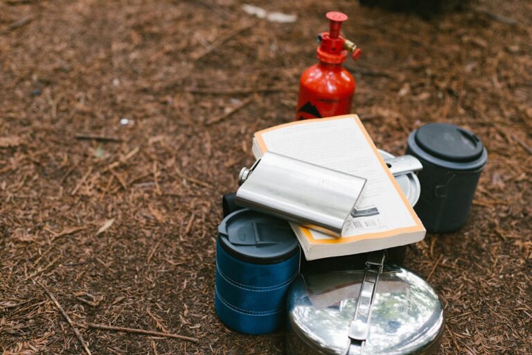 How to Build a Simple Outdoor Emergency Kit
